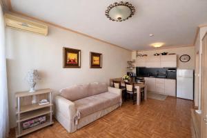 Kuchyň nebo kuchyňský kout v ubytování Royal Bay-I Seaview Apartment