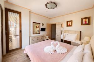 Postel nebo postele na pokoji v ubytování Royal Bay-I Seaview Apartment