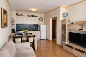 Kuchyň nebo kuchyňský kout v ubytování Royal Bay-I Seaview Apartment