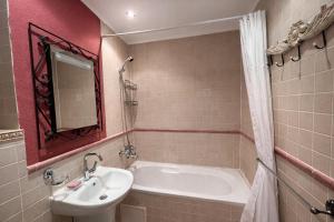 Koupelna v ubytování Royal Bay-I Seaview Apartment