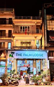 Ein Gebäude mit einem Schild, auf dem „Painlin Lodge“ steht. in der Unterkunft The Palm Lodge in Bố Trạch