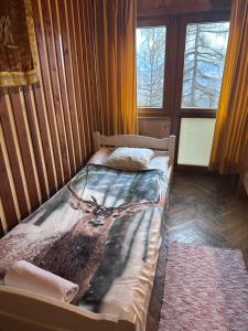 ein Bett mit einem Bild von einem Hirsch darauf in der Unterkunft Ayur Garden - Franciscus Van de Logt in Lanckorona