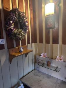 Zimmer mit einem Tisch und einem Kranz an der Wand in der Unterkunft Ayur Garden - Franciscus Van de Logt in Lanckorona + 104 Fotos