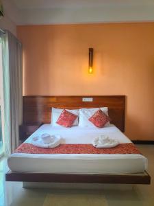 una camera da letto con un letto con due asciugamani sopra di Celestia by Sea Cloud a Talpe