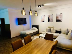 een woonkamer met een tafel en een bank bij 70qm Apartment mit Stellplatz und Garten in Riegelsberg