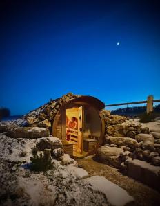 een klein huisje in een stapel rotsen met sneeuw bij Chalets Waldeck - Urlaub im Fränkischen Seenland und Altmühltal 