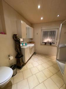 ein kleines Badezimmer mit Toilette und Waschbecken in der Unterkunft Ferienwohnung ILSENHOF in Königsbrück + 7 Fotos