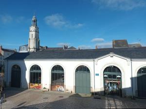 een wit gebouw met een klokkentoren erop bij studio trankil coeur d'Ancenis - balcons d'Ancenis in Ancenis