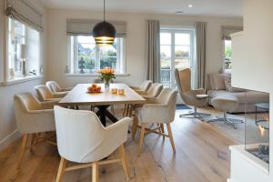 een eetkamer met een tafel en stoelen bij Strandhafer in List