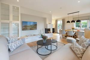 een woonkamer met een bank en een tafel bij Strandhafer in List