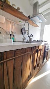 una cucina con un lavello e un piano di lavoro di Alma Capodimonte Lake chalet a Capodimonte Altre 5 foto