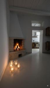 una stanza con un camino con candele di fronte di Alma Capodimonte Lake chalet a Capodimonte