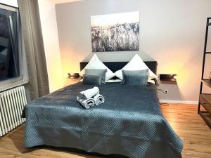 een slaapkamer met een groot bed en bij 70qm Apartment mit Stellplatz und Garten in Riegelsberg
