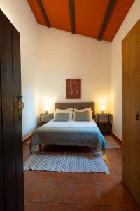 - une chambre avec un lit et deux lampes sur deux tables dans l'établissement Herdade da Yucca - Retreat & Spa, à Terena 182 autres photos