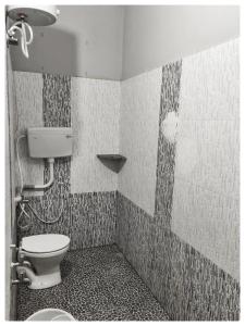 een badkamer met een toilet en een douche bij Le Casa Stay in Pondicherry