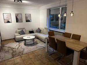 een woonkamer met een bank en een tafel bij 70qm Apartment mit Stellplatz und Garten in Riegelsberg
