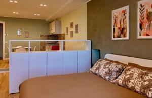 ein Schlafzimmer mit einem weißen Schrank und einem Bett in der Unterkunft BIXIO40 BED&BREAKFAST and APARTMENTS in Montefiascone