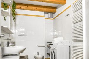 een badkamer met een wastafel en een toilet bij Windshouse Apartments in Nago-Torbole +16 foto's