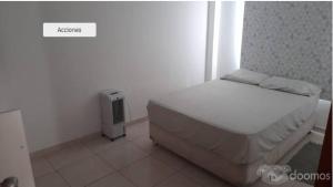 een slaapkamer met een bed en een tv in een kamer bij Aloha in San Bartolo