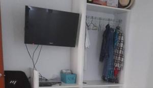 een tv aan een muur in een kamer bij Aloha in San Bartolo