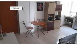 een keuken met een tafel en stoelen in een kamer bij Aloha in San Bartolo