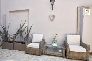 two wicker chairs and a table in a room at Residence "Professor's nest" - Verona Apartments in Verona +91 photos