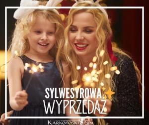 een vrouw en een klein meisje die een kerstboom vasthouden bij Karkonoski SPA - Bufet mini All Inclusive gratis! in Karpacz