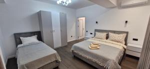 Postel nebo postele na pokoji v ubytování AIRPORT-TAXI-PARKING-Card