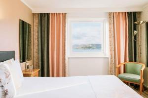 een hotelkamer met een bed en een raam bij Muthu Queens Hotel, Oban in Oban