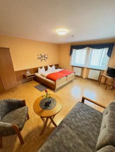 En eller flere senge i et værelse på Gästehaus Krone