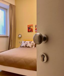 ein Schlafzimmer mit einer Tür, in der sich ein Bett befindet in der Unterkunft BIXIO40 BED&BREAKFAST and APARTMENTS in Montefiascone