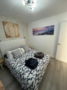 ein Schlafzimmer mit einem Bett mit einer schwarz-weißen Bettdecke in der Unterkunft Casa Maja in Costa de Antigua + 24 Fotos