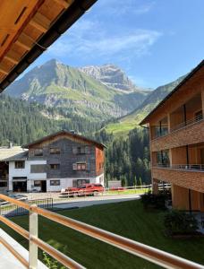 een uitzicht op een bergketen vanuit een gebouw bij Sonnberg Aparts in Schröcken
