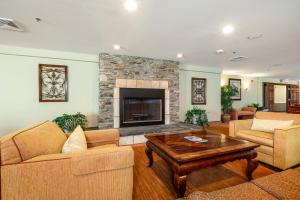 un salon avec un canapé et une cheminée dans l'établissement Berkshire Mountain Lodge, à Pittsfield