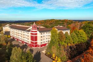 une vue de tête d'un bâtiment avec une tour dans l'établissement Berkshire Mountain Lodge, à Pittsfield