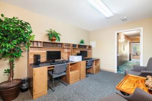 - un bureau avec un ordinateur dans l'établissement Berkshire Mountain Lodge, à Pittsfield 20 autres photos