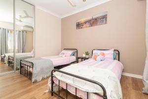 En eller flere senge i et værelse på Ocean Breeze + 13 billeder