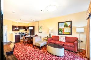 Il comprend un salon doté d'un mobilier rouge et une cuisine. dans l'établissement Berkshire Mountain Lodge, à Pittsfield