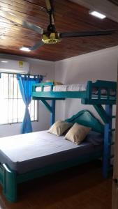 En eller flere senge i et værelse på Canadian House Summer Home