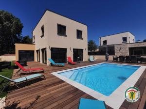 a villa with a swimming pool and a house at La villa manon in Florensac