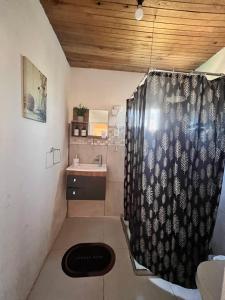 een badkamer met een douchegordijn en een wastafel bij Recodo de mar in Aguas Dulces +20 foto's