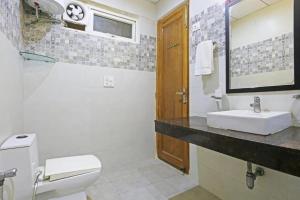 ein Badezimmer mit Waschbecken und Toilette in der Unterkunft Angel Grand Residency in Greater Noida