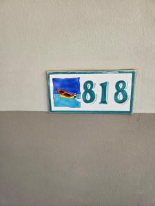 een bord op een muur met een vis erop bij Yucca Sea View in Le Gosier