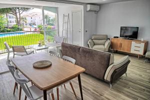 een woonkamer met een bank en een tafel bij Neenies Nerja - Carabeo Luxury Apartment in Nerja