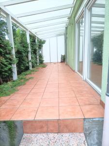 un passaggio vuoto in un edificio con porte in vetro di Haus15 a Rüsselsheim