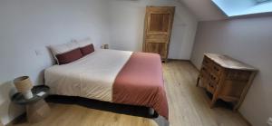 En eller flere senge i et værelse på La Petite Écurie