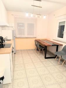 una cucina con un tavolo e sedie in una stanza di Haus15 a Rüsselsheim
