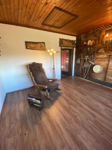 een stoel in een kamer met een houten vloer bij Landhaus Weitblick in Paldau