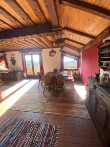 een grote woonkamer met een tafel en stoelen bij Landhaus Weitblick in Paldau