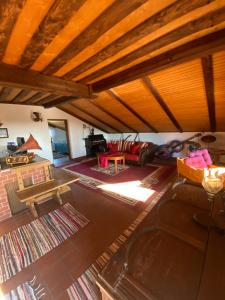 een bovenaanzicht van een woonkamer met een bank bij Landhaus Weitblick in Paldau